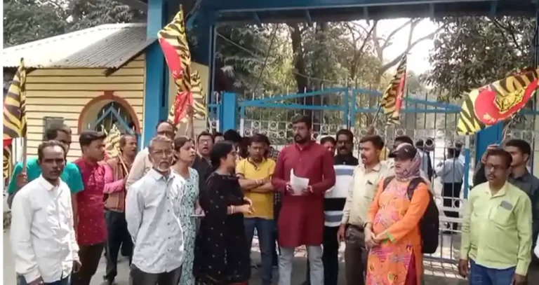 ভাষা দিবসে বার্নপুরে প্রতিবাদে ফুঁসছে বাংলা পক্ষ, ভাষা শহিদদের প্রতি শ্রদ্ধা 1 ezgif 7ae2ee17be611d81