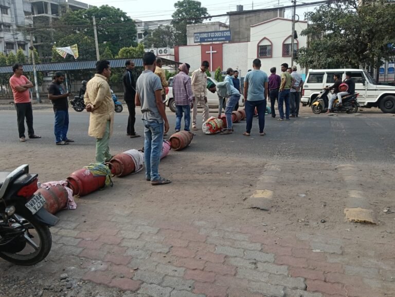 আসানসোলে গ্যাস সংকটে বিস্ফোরণ, এলআইসি মোড়ে সিলিন্ডার ফেলে পথ অবরোধ 1 5e64d206 bfa2 4be7 a326 e79df779d4b1