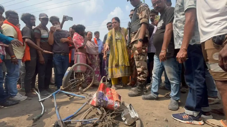 রানিগঞ্জে বেপরোয়া ট্রাকের ধাক্কা! গুরুতর জখম সাইকেল আরোহী, রাস্তায় নামল জনতা 1 ezgif 17d55b55479e0263