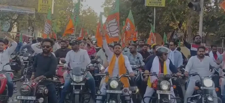 কোর্ট মোড় থেকে দুর্গা মন্দির—বাইক র্যালিতে ‘পরিবর্তন’-এর ডাক 1 ezgif 1d91d0258c857e77