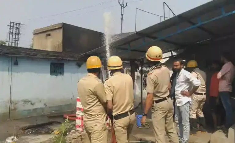 আসানসোলে ভয়াবহ আগুন! সার্ভিস সেন্টার থেকে বাড়িতে ছড়াল আগুন, এলাকায় আতঙ্ক 1 ezgif 2d2870ba947a9366