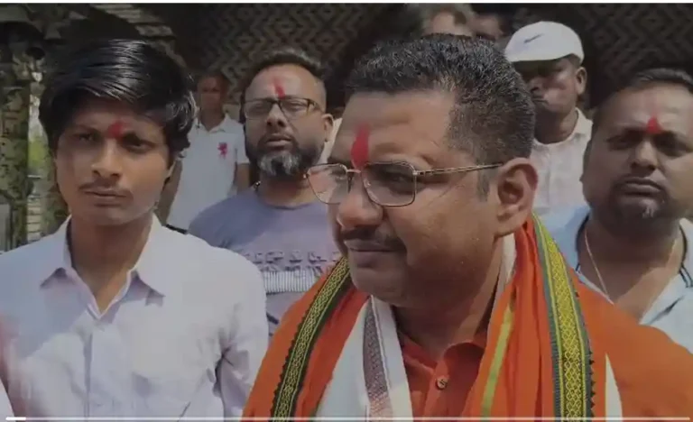 मंदिर से चुनावी शंखनाद! पाथों घोष ने रानीगंज में पूजा कर शुरू किया प्रचार 1 ezgif 35b125b001fd0604