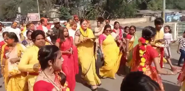 দোলের রঙে ভোটের বার্তা! আসানসোলে অগ্নিমিত্রা পালের জনসংযোগে চমক 1 ezgif 4667e41a33385531