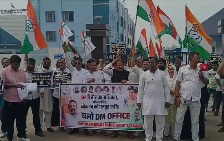 एसआईआर मुद्दे पर माइनॉरिटी कांग्रेस का प्रदर्शन, जिला शासक को सौंपा ज्ञापन 1 ezgif 5abec0c4509e975c