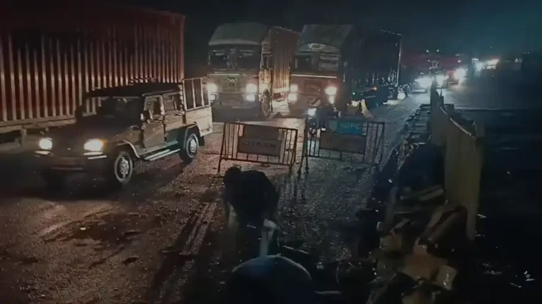 আসানসোলে NH-19-এ ভয়াবহ দুর্ঘটনা, চার গাড়ির সংঘর্ষে বহু আহত 1 ezgif 603791a349444e54