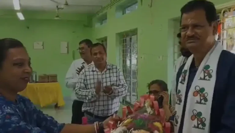 বরাকরে আইনজীবীদের সঙ্গে বৈঠক অভিজিৎ ঘটকের! নির্বাচনী কৌশলে নতুন মোড় 1 ezgif 617436354d7c6124