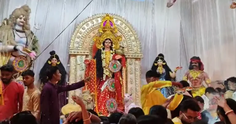 মহাষ্টমীতে কুল্টিতে ভক্তদের ঢল! ৬০ বছরে অন্নপূর্ণা পূজায় উৎসবের জোয়ার 1 ezgif 621a36b779f63c88