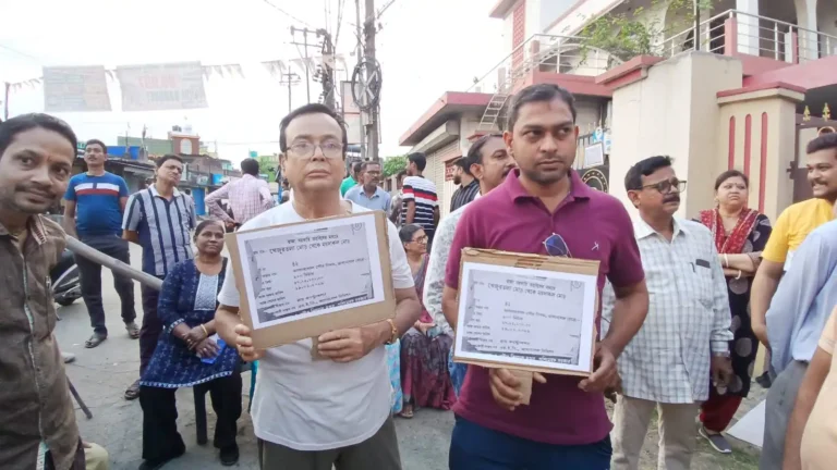 আসানসোলে অসম্পূর্ণ রাস্তা ঘিরে বিস্ফোরণ জনরোষ, পথ অবরোধে অচল এলাকা 1 ezgif 6237526d47ef7f21