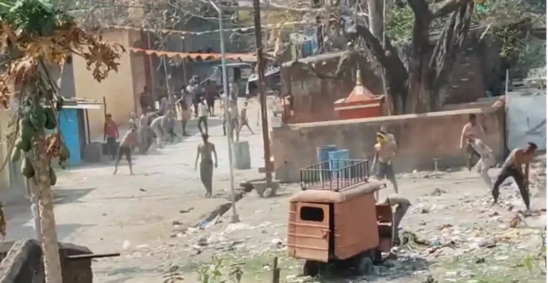 होली पर कुलटी में बवाल! बमबाजी और कथित फायरिंग से दहला इलाका 1 ezgif 696065fd9ea0cac4