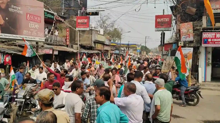 एसआईआर के खिलाफ कुल्टी में तृणमूल का शक्ति प्रदर्शन, हजारों बाइक के साथ निकली विशाल रैली 1 ezgif 6c6f859db67f78ef