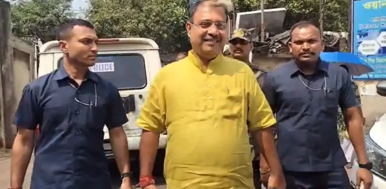 নির্বাচনের প্রথম দিনেই চমক! সাদামাটা ভাবে মনোনয়ন জমা দিলেন কৃষ্ণেন্দু মুখার্জি 1 ezgif 8282f8e2e0060a44 1