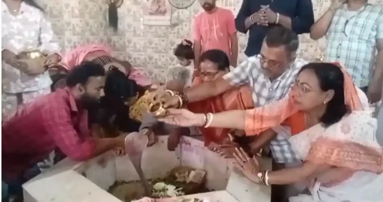 পুজো দিয়ে প্রচার শুরু! সিন্ডিকেট রাজ নিয়ে বিস্ফোরক অভিযোগ প্রসেনজিৎ পূইটুণ্ডীর 1 ezgif 8446eb9b695df030