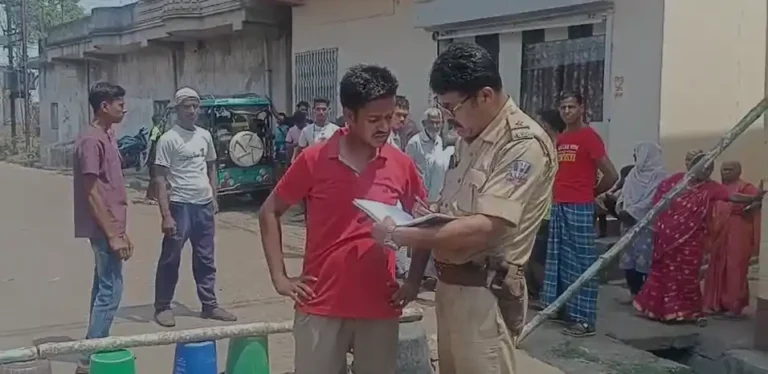 জামুড়িয়ায় জলের দাবিতে রাস্তায় নেমে ক্ষোভ! নির্বাচন আগে চড়ল উত্তাপ 1 ezgif 84a21c570c8beda3