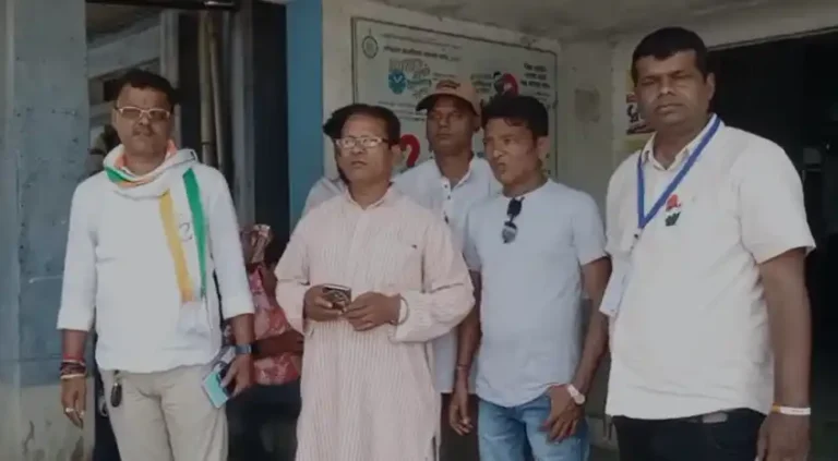 আসানসোল উত্তরে ‘ব্যানার যুদ্ধ’! কংগ্রেস প্রার্থীর বিস্ফোরক অভিযোগ তৃণমূলের বিরুদ্ধে 1 ezgif 14a74e8753ea8bf5