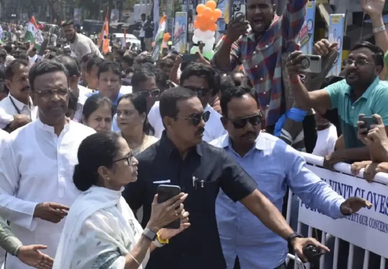 কালীঘাট থেকে আলিপুর—মমতার মেগা পদযাত্রায় জনস্রোত, বার্তা স্পষ্ট! 1 ezgif 14b6695552962c55
