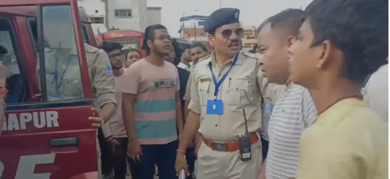 মোদির সভায় মোবাইল চুরি! হিরাপুর থানার সামনে বিক্ষোভে ফেটে পড়ল জনতা 1 ezgif 2fb90b921544d169