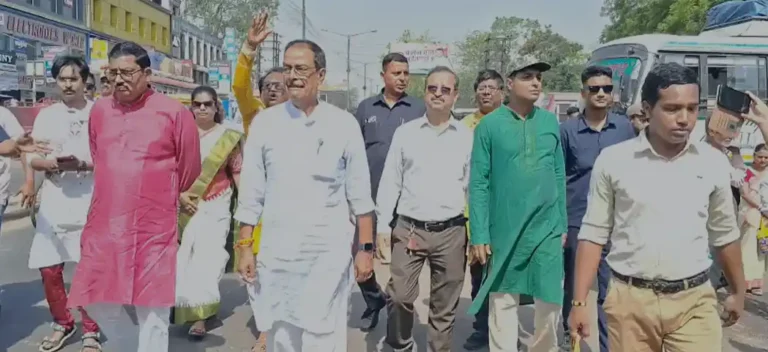 আসানসোল উত্তরে ঘরে ঘরে মালয় ঘটক! তৃণমূলের জোরদার প্রচারে উত্তাপ বাড়ছে 1 ezgif 39846a86fea47bbd