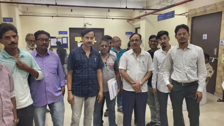 রানিগঞ্জে ‘স্থানীয় বনাম বহিরাগত’ ইস্যুতে তোলপাড়, নির্দল প্রার্থী গোপাল আচার্যের এন্ট্রিতে বদল সমীকরণ 1 ezgif 4147320a491e37b4