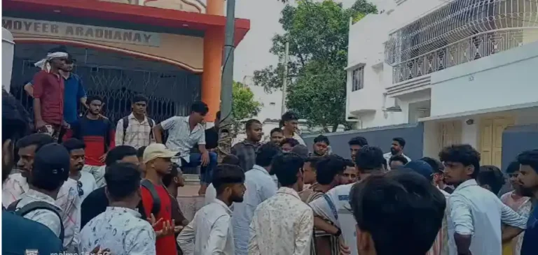আসানসোলের বিবি কলেজে তাণ্ডব! বিজেপি ঘনিষ্ঠ দুই ছাত্রগোষ্ঠীর রক্তক্ষয়ী সংঘর্ষে চাঞ্চল্য 1 ezgif 494c6b349fd4ee3a