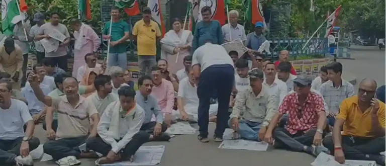 অভিষেক বন্দ্যোপাধ্যায়ের ওপর হামলার প্রতিবাদে আসানসোলে তৃণমূলের বিক্ষোভ 1 ezgif 7ed0bb7c78163027