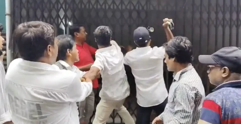 আসানসোলের ঘাটি গলিতে দোকান নিয়ে তীব্র সংঘাত, পুলিশেও মেলেনি সমাধান 1 ezgif 8993e43924d87cf9