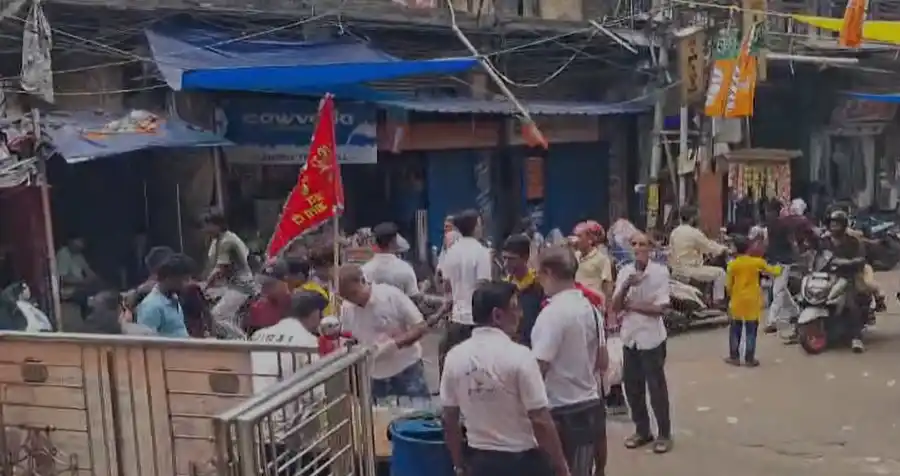 তপ্ত গরমে মানবিক উদ্যোগ! আসানসোলে ৫ হাজার মানুষকে ঠান্ডা শরবত বিতরণ 2 ezgif 13773ef464e4da36