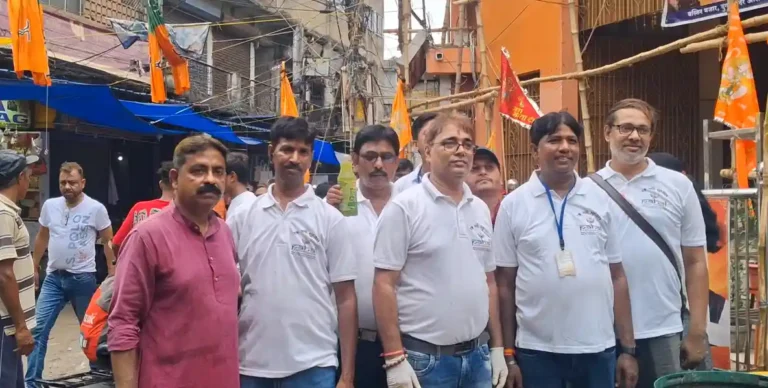 তপ্ত গরমে মানবিক উদ্যোগ! আসানসোলে ৫ হাজার মানুষকে ঠান্ডা শরবত বিতরণ 1 ezgif 1ea9f05b7c9d5bf2 1