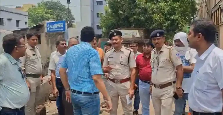चार माथा ब्रिज पर प्रशासन सख्त! जलजमाव और जाम से निपटने की बड़ी तैयारी 1 ezgif 560a4ca68445e0b8