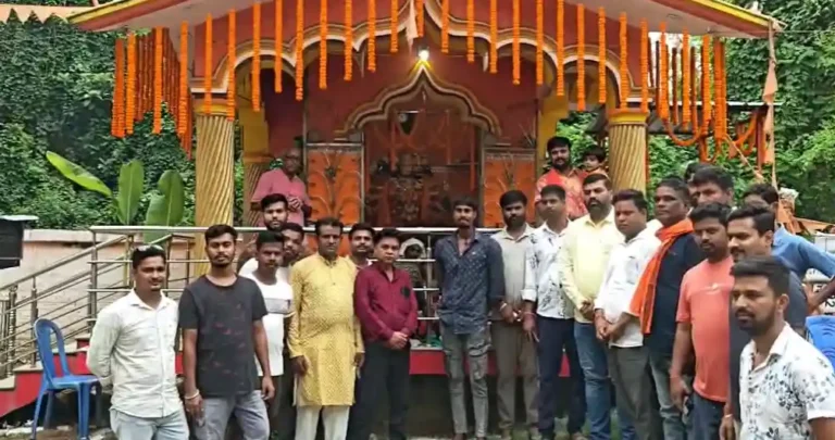 मोदी के 12 साल पूरे, सीतारामपुर में 551 हनुमान चालीसा पाठ से गूंजा मंदिर परिसर 1 ezgif 78f822b3a3465ec4