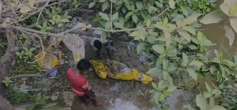 कुल्टी में सनसनी! कब्रिस्तान के पास जोड़ से मिला अज्ञात शव, इलाके में दहशत 1 ezgif 7cf868b9920421ea
