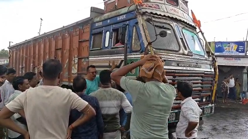 देन्दुआ मोड़ पर दर्दनाक हादसा! ट्रक ने बुजुर्ग को रौंदा, सड़क जाम