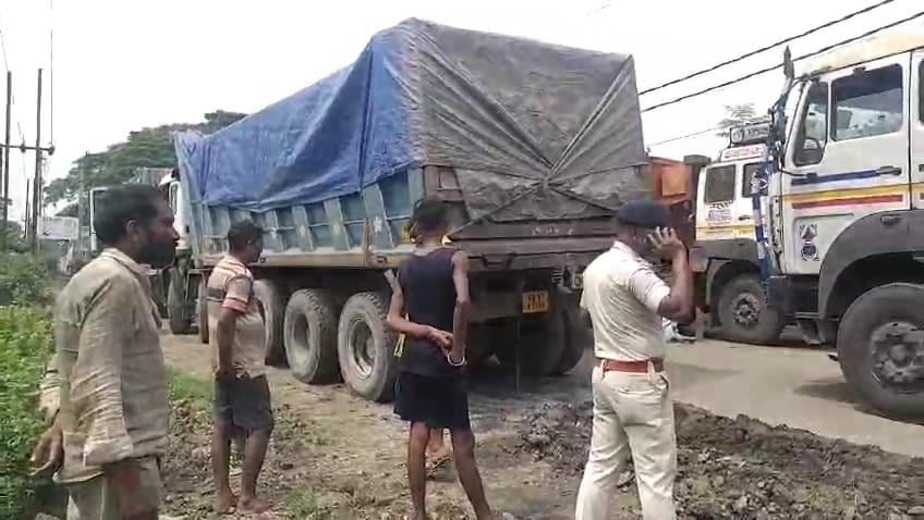 राख के गुबार में घुट रहा कुल्टी! सड़कों पर धूल की मोटी परत से बढ़ी मुसीबत