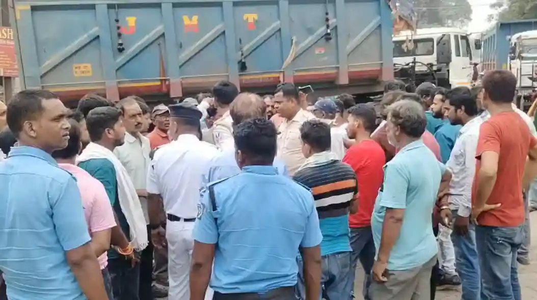 धूल, धुआं और टूटी सड़कें—भारी वाहनों के खिलाफ सड़कों पर उतरे लोग
