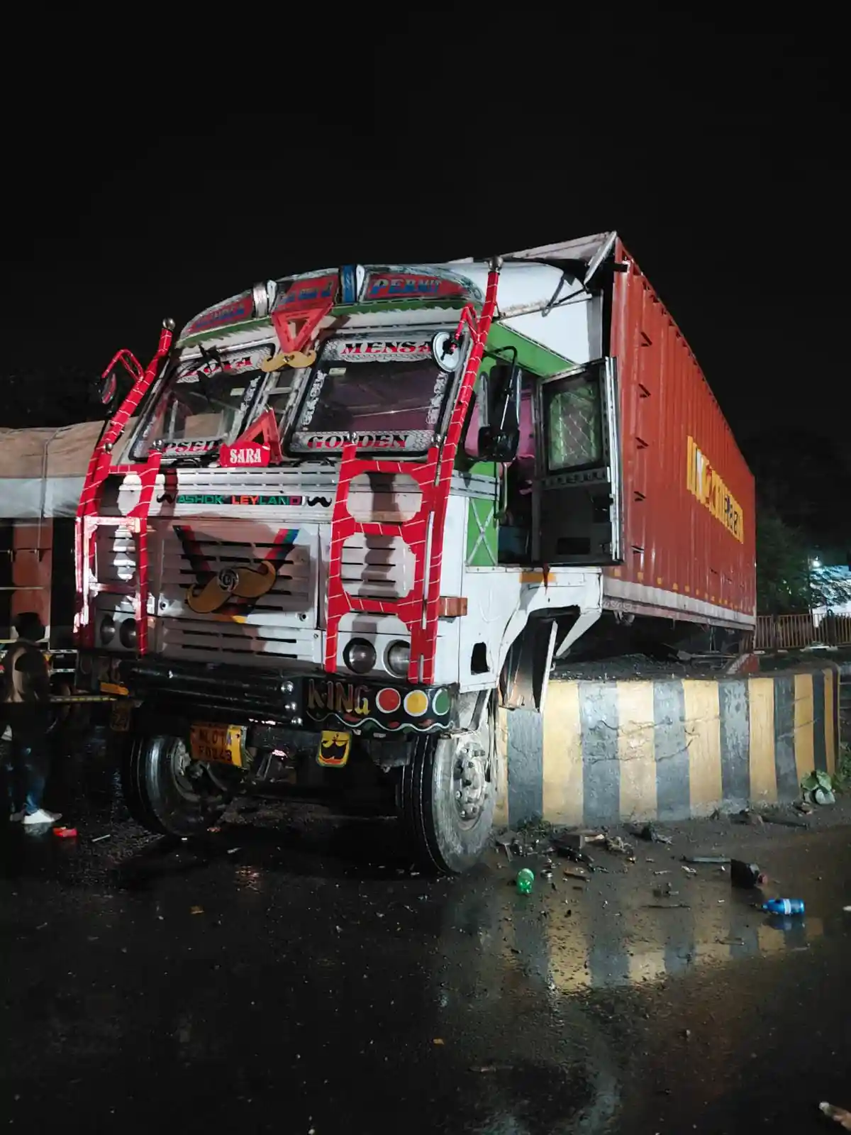 कल्ला मोड़ पर आधी रात को भीषण हादसा, दो ट्रक टकराकर रेलिंग पर चढ़े