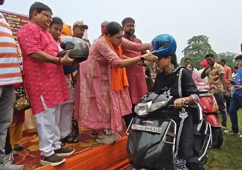 “हेलमेट है जीवन रक्षा कवच”—महिलाओं को मिला सुरक्षा का तोहफा