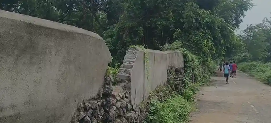 हीरापुर में जमीन पर टकराव—कोर्ट का स्टे ऑर्डर लेकर पहुंचे मालिक, रुका काम