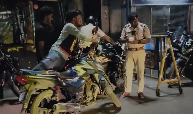 নিয়ামতপুর নিউ রোডে পুলিশের বড় অভিযান, ড্রিঙ্ক অ্যান্ড ড্রাইভ ও হেলমেটহীন বাইকে কড়া নজর