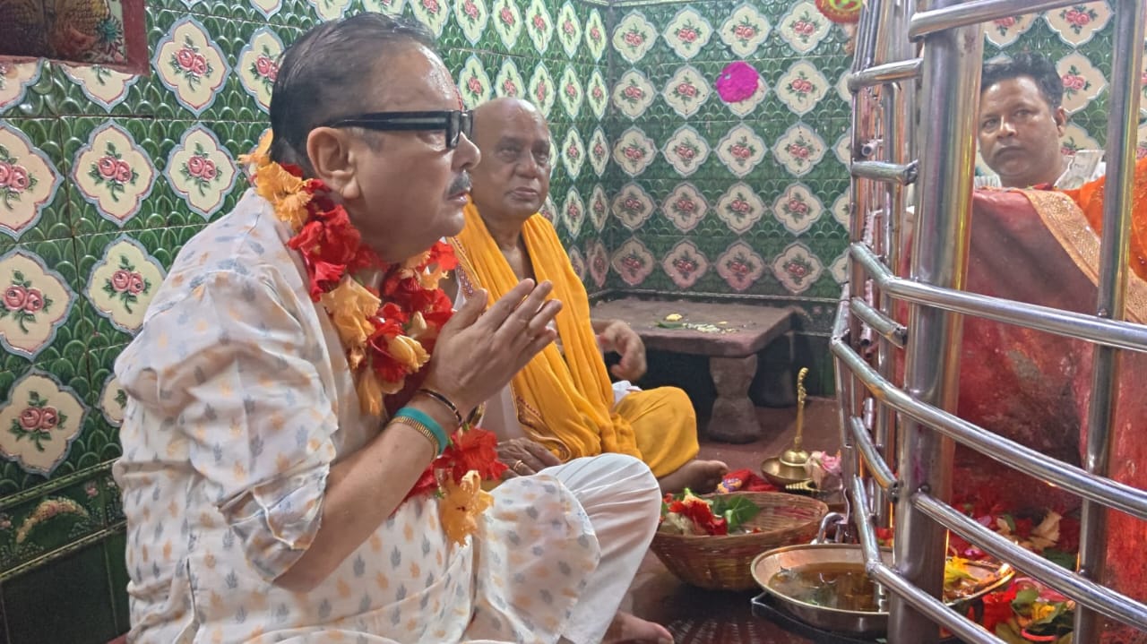 মা কল্যাণেশ্বরীর দরবারে মদন মিত্র, শান্তির বার্তায় সরগরম রাজনীতি